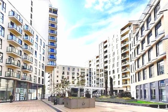New Central Woking 1 And 2 Bedroom Apartments With Free Gym, Close To Train Station Esterno foto